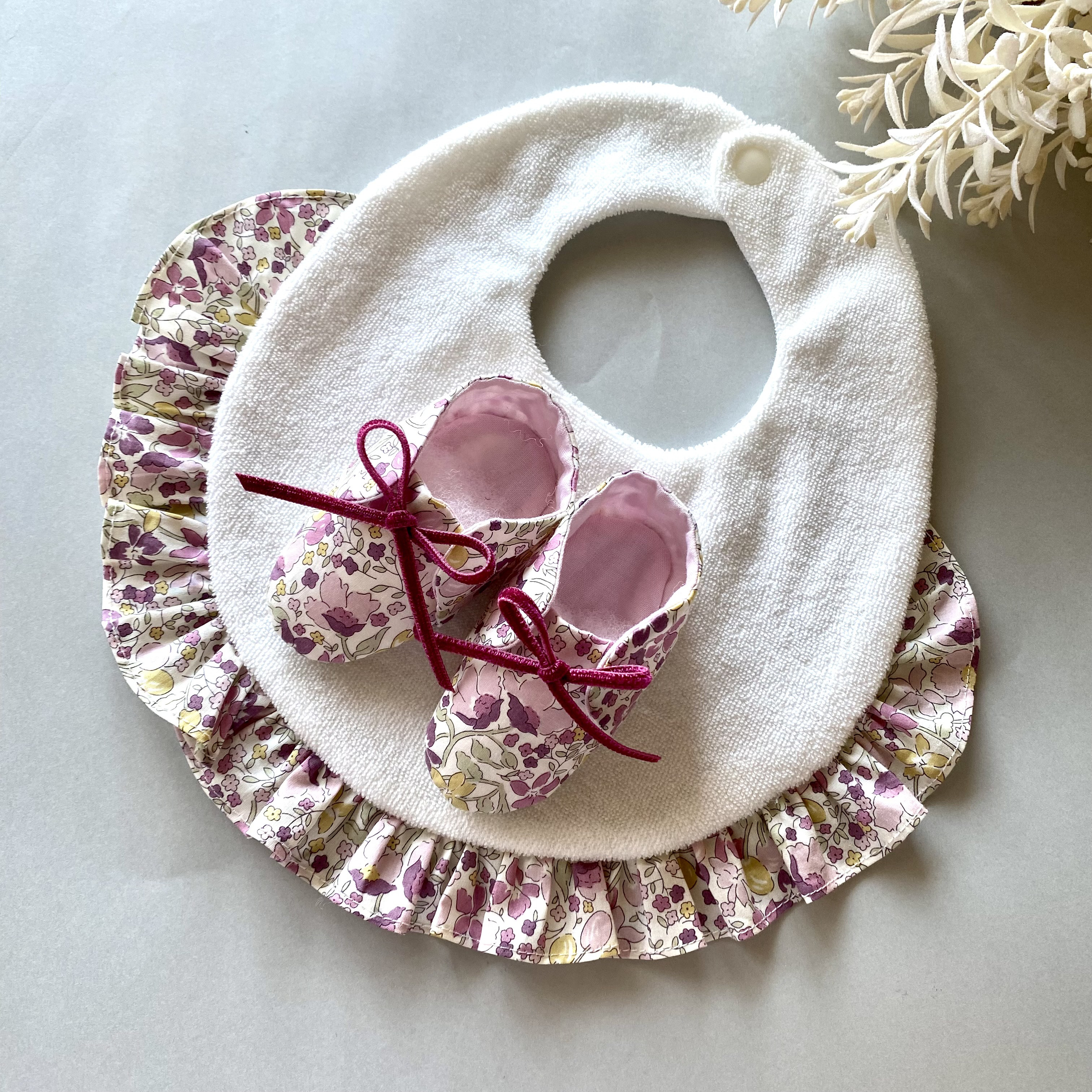 【タイムセール中❣️】 Libertyプリント生地ベビースタイとシューズセット