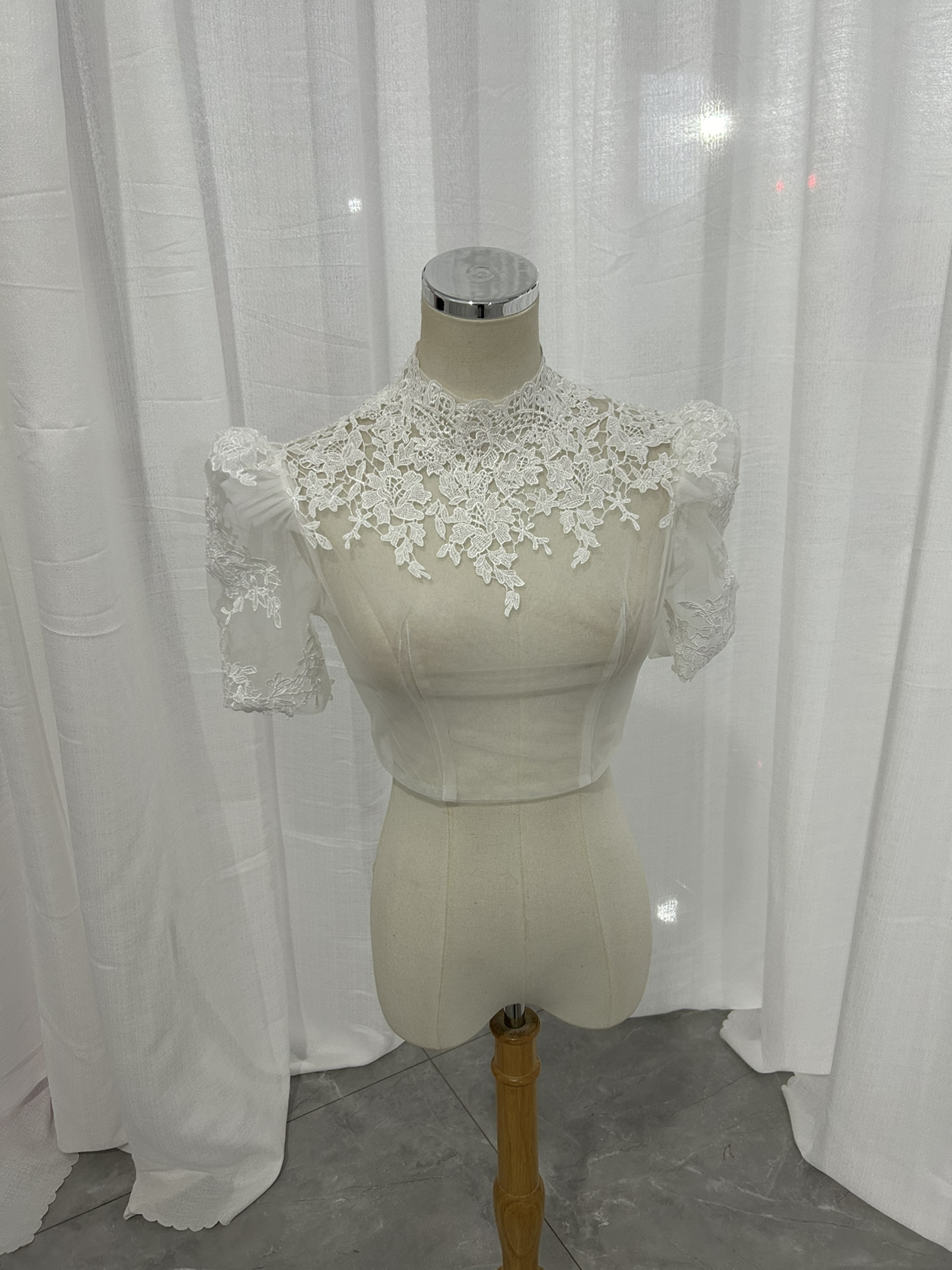 ボレロ 可憐な花刺繍のトップス 五分袖丈 デザイン感 ファスナー 結婚式