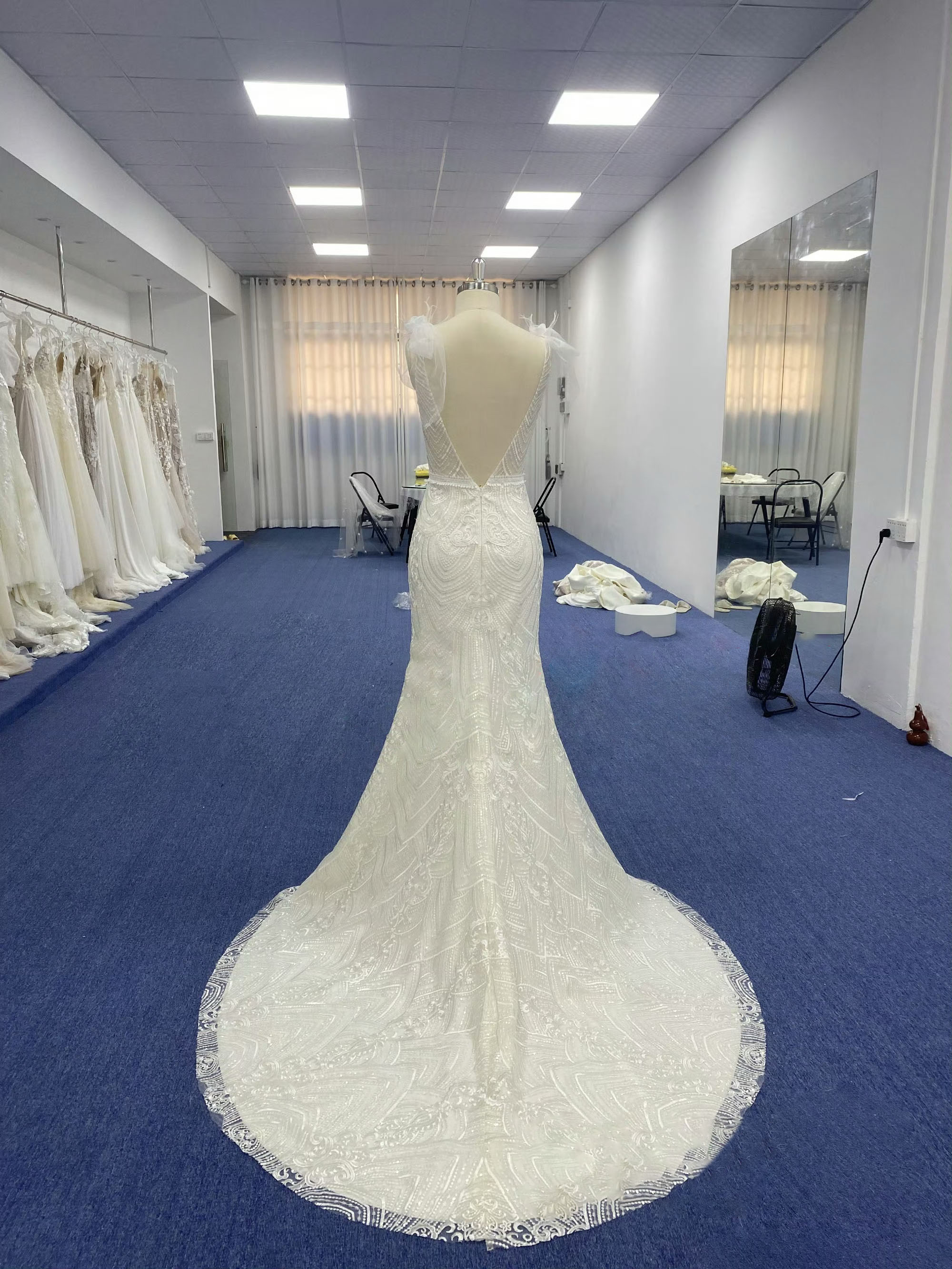 高級感溢れる！マーメイドドレス　ファスナー　サイズオーダー可能　優雅　キラキラ　クイーンアンネック　白　背中空き挙式花嫁