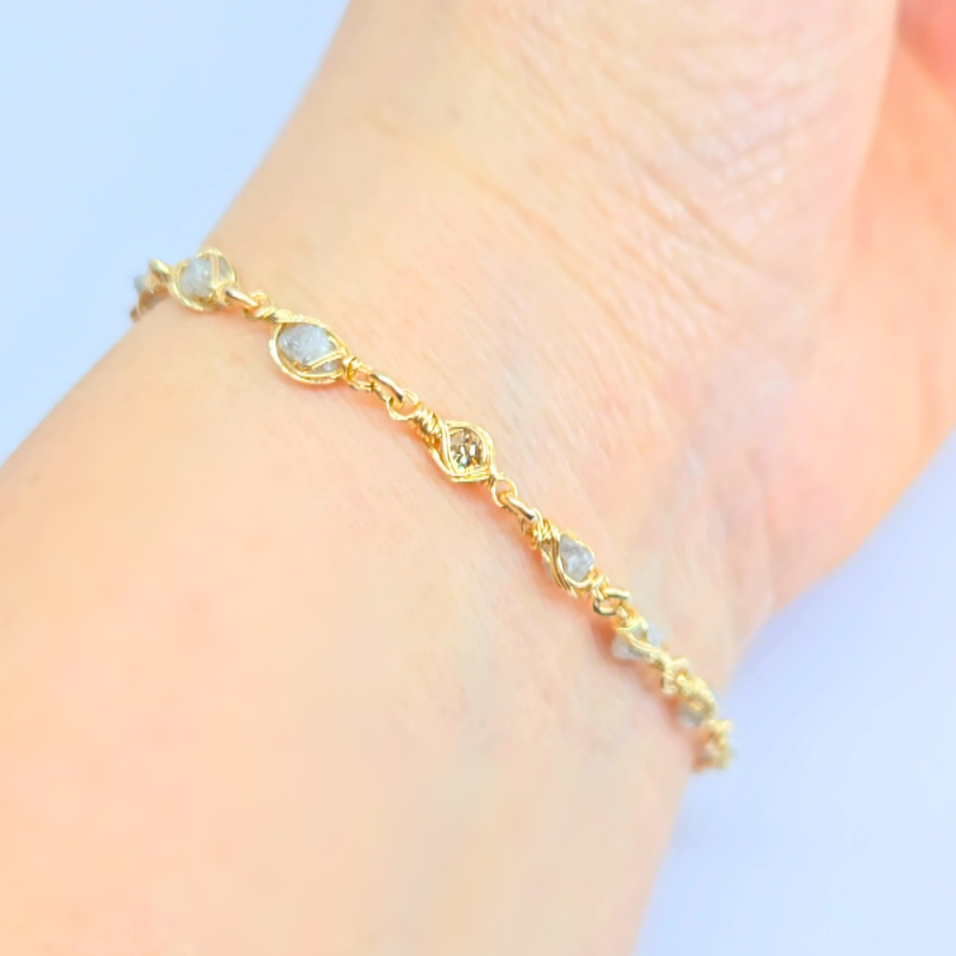 4月の誕生石　ラフダイヤとブラウンダイヤの14KGF（ゴールドフィルド）ワイヤーラッピングブレスレット