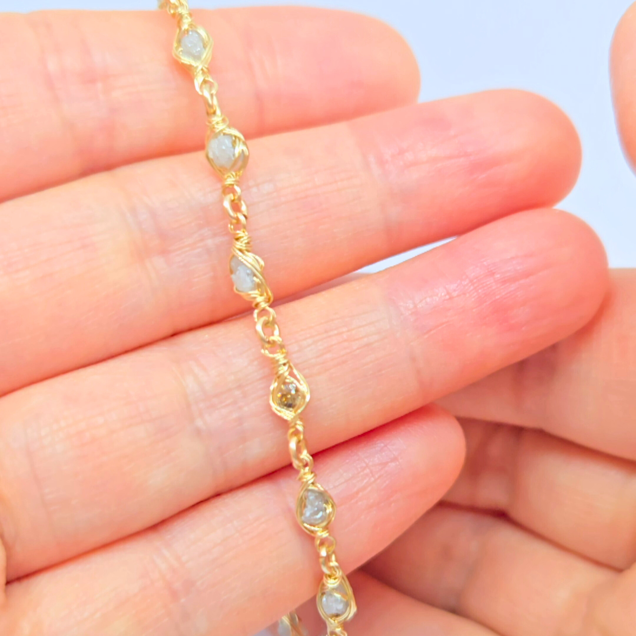 4月の誕生石　ラフダイヤとブラウンダイヤの14KGF（ゴールドフィルド）ワイヤーラッピングブレスレット