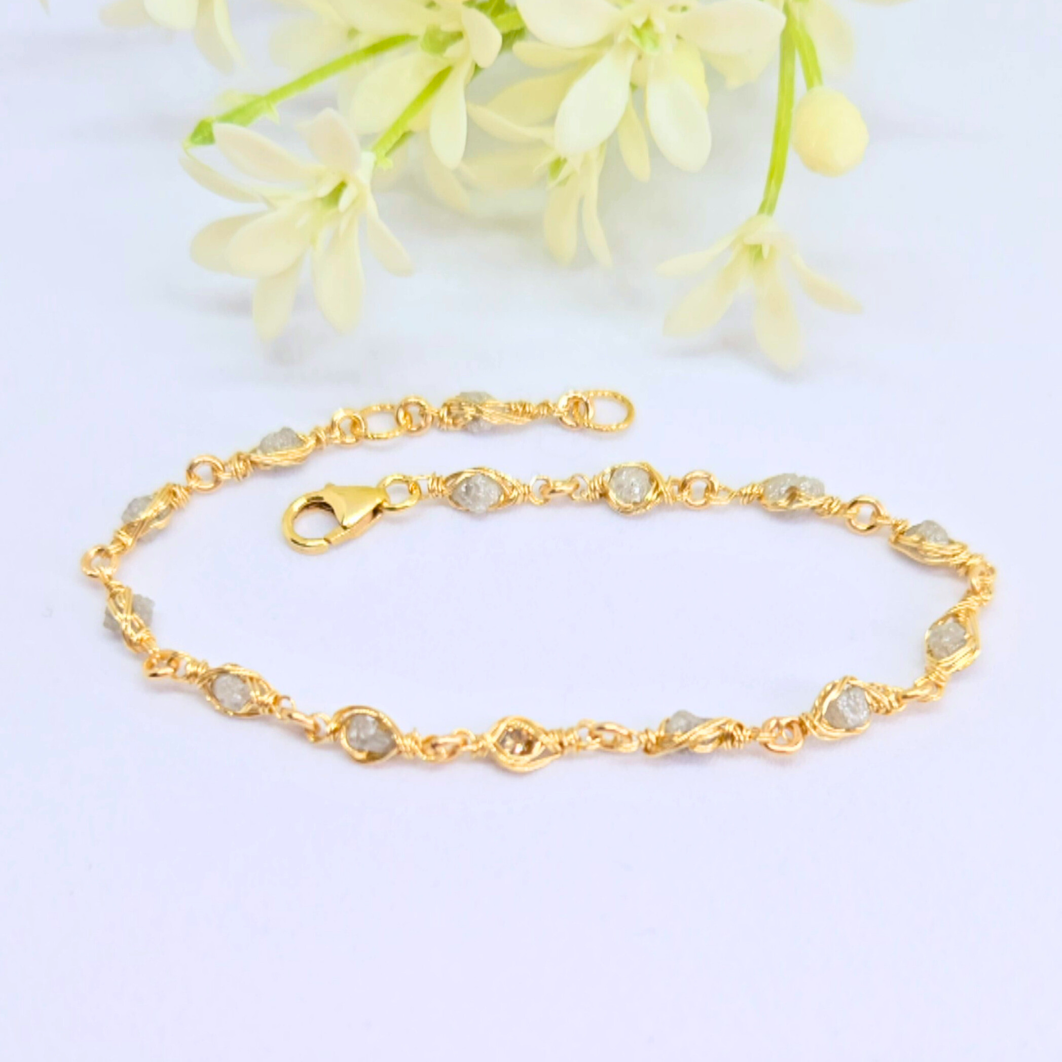 4月の誕生石　ラフダイヤとブラウンダイヤの14KGF（ゴールドフィルド）ワイヤーラッピングブレスレット