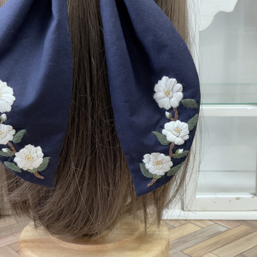 ネイビー×白椿 手刺繍 ビッグリボン ポニーフック ポニーフック