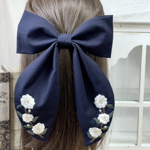 ネイビー×白椿 手刺繍 ビッグリボン ポニーフック ポニーフック