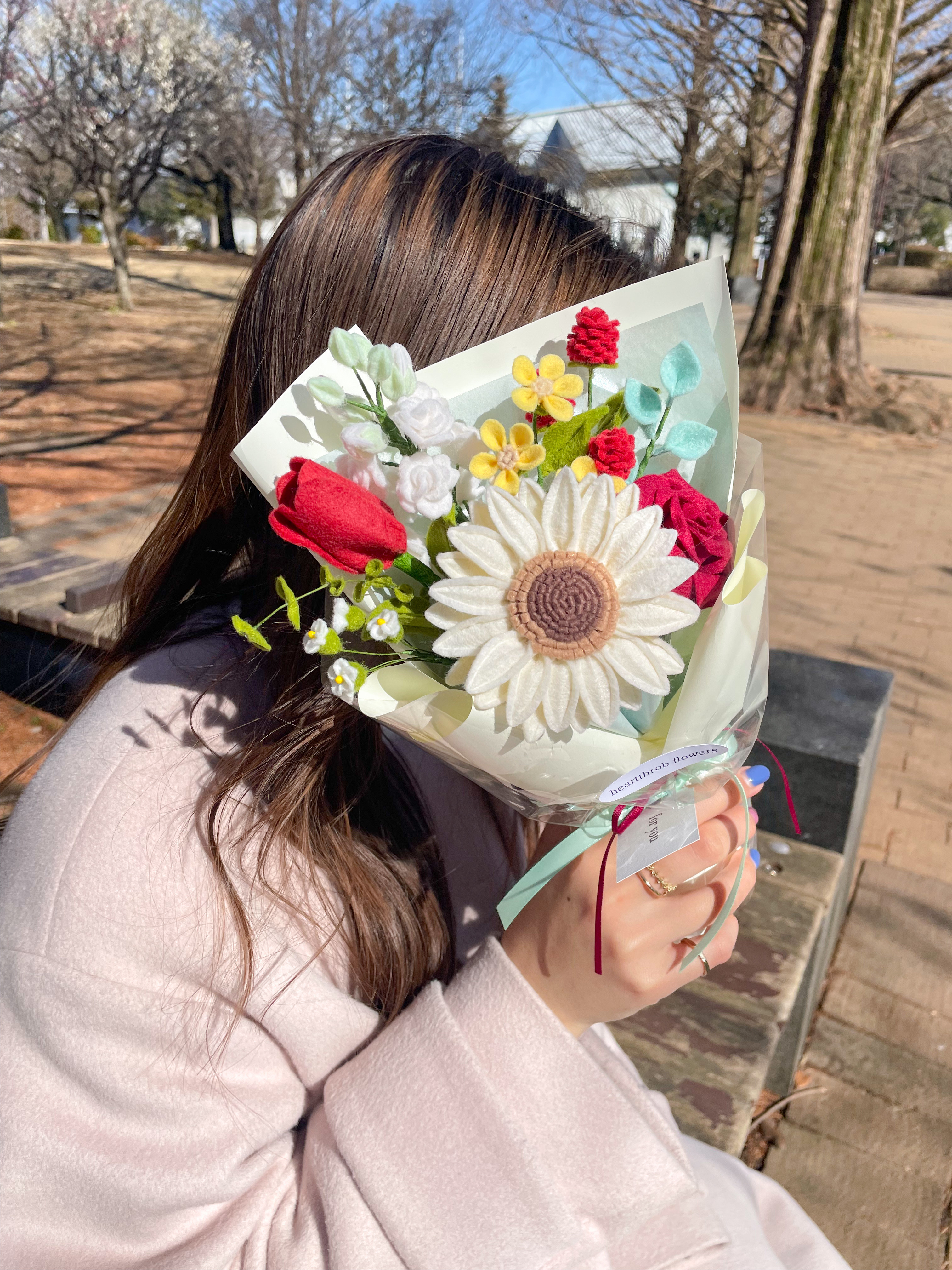 【選べるメッセージ】お祝いフェルトフラワーブーケ~white×red~