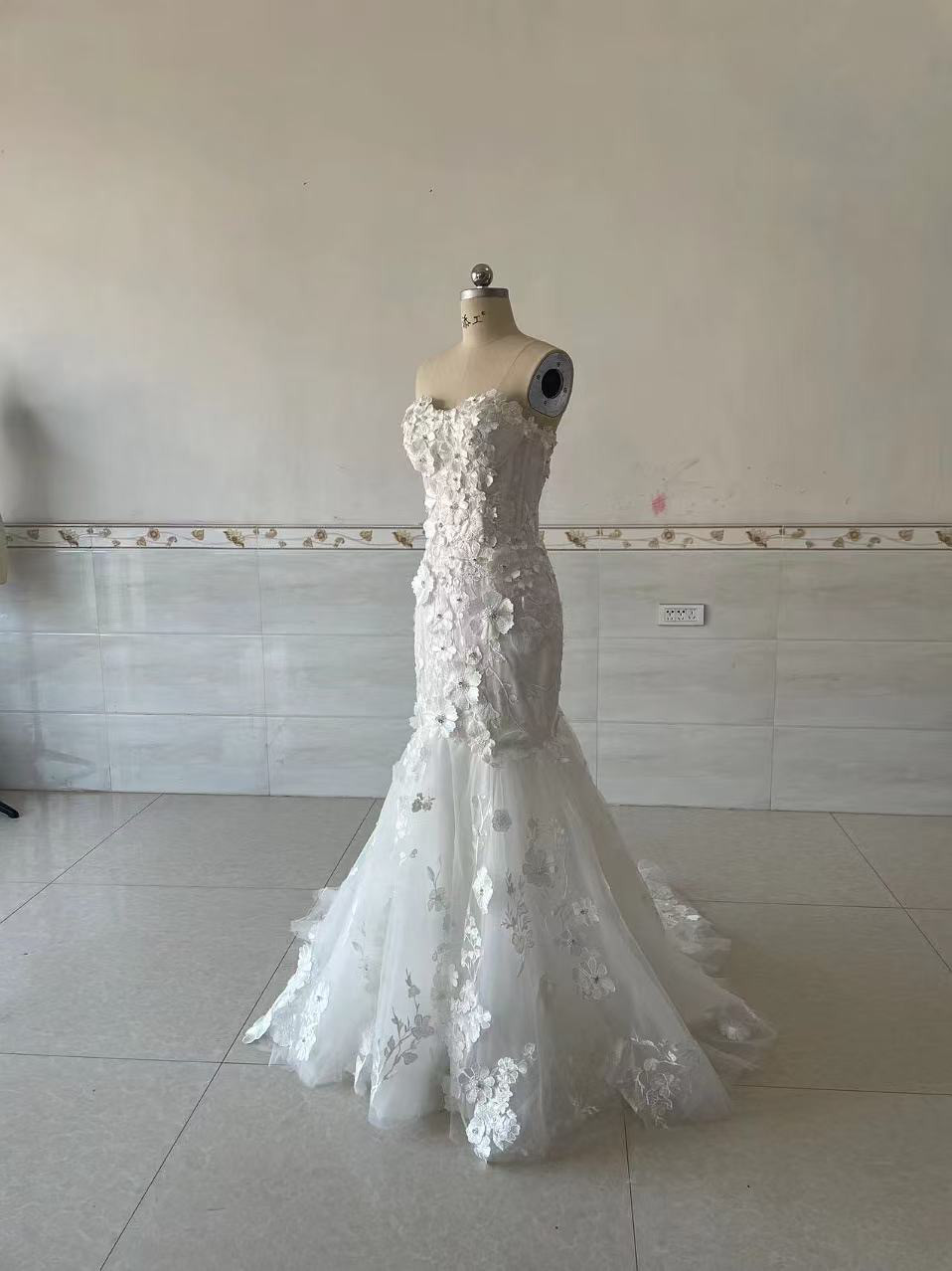 高品質咲き誇る小花レース　マーメイドドレス　チューブトップ　ホワイト　袖無し　ウェディングドレス　イブニング前撮り二次会