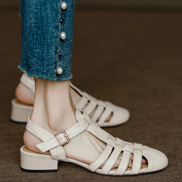 脱ぎ履き簡単、でも上品な存在感。柔らかい足あたり グルカサンダル フラットで履きやすい レディースシューズ 25.5