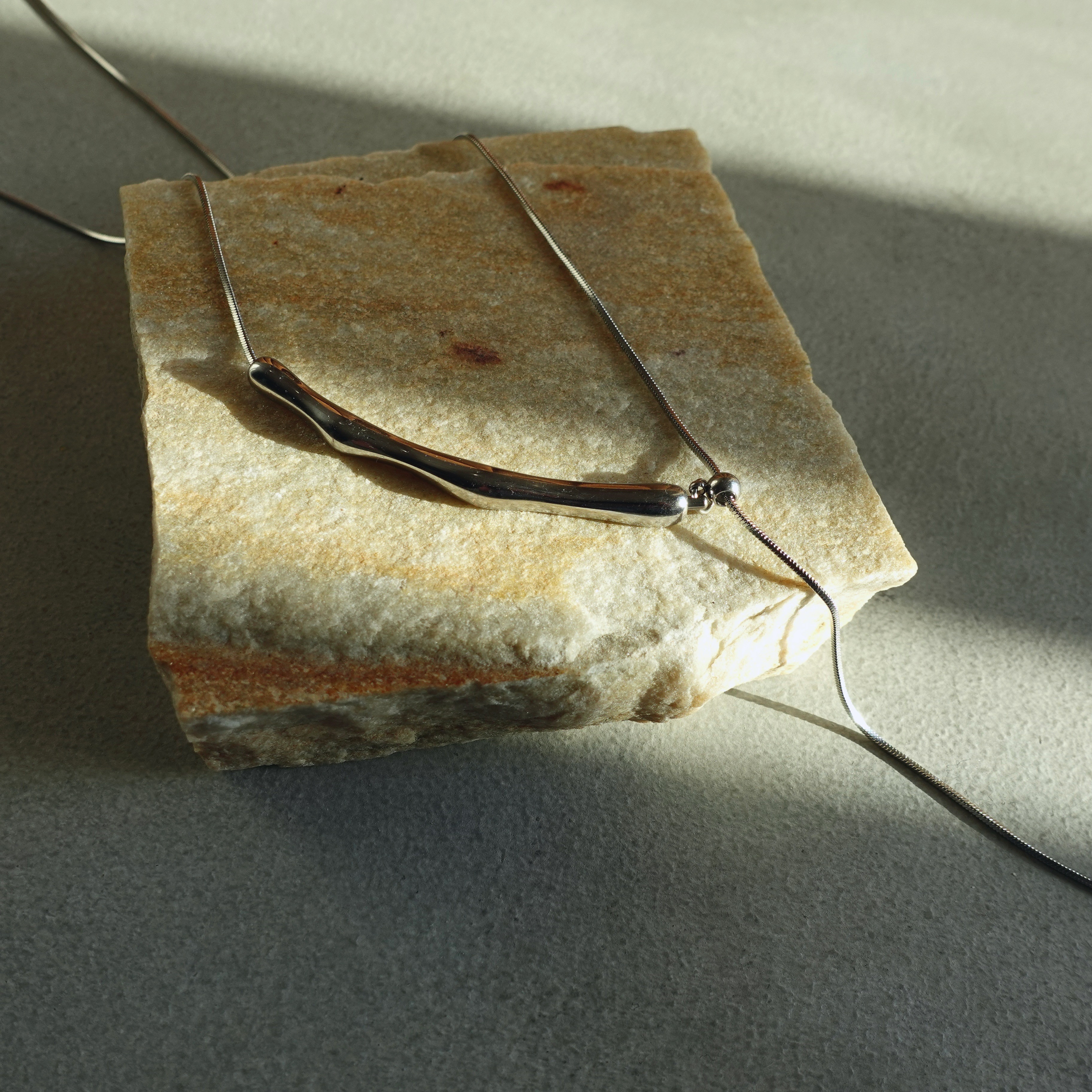 ニュアンスバーネックレス スネークチェーン シルバーカラー Y字 スライド式 / サージカルステンレス  国産貝パール