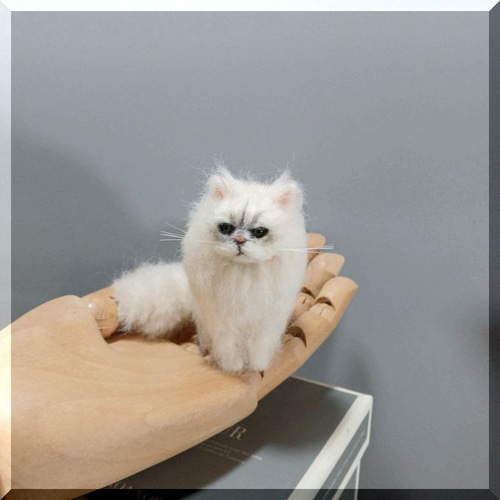羊毛フェルト。猫。チンチラシルバー。バラ 羊毛フェルト。猫。チンチラシルバー。バラ