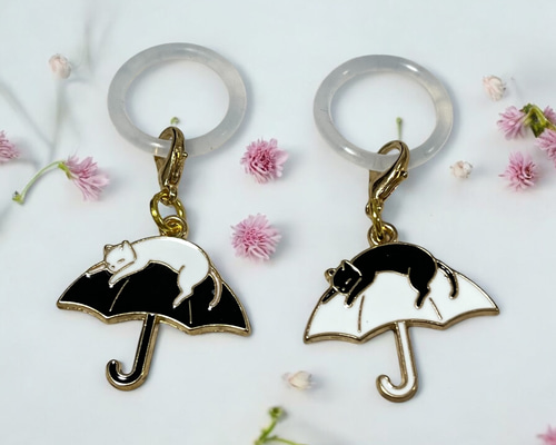 人気❤︎【送料無料】♡傘でくつろぐ可愛いにゃんこチャーム