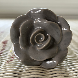 フランス 陶器の取っ手 つまみ Rose グレー シャビーシック パーツ ハンドメイド リメイク 1枚目の画像
