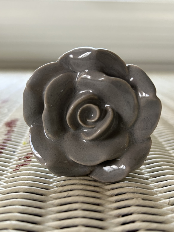 フランス 陶器の取っ手 つまみ Rose グレー シャビーシック パーツ ハンドメイド リメイク 1枚目の画像