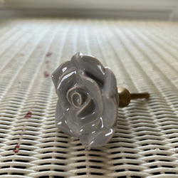 フランス 陶器の取っ手 つまみ Rose グレー シャビーシック パーツ ハンドメイド リメイク 4枚目の画像
