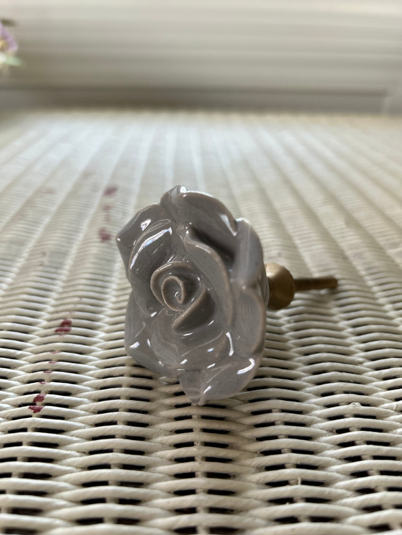 フランス 陶器の取っ手 つまみ Rose グレー シャビーシック パーツ ハンドメイド リメイク 4枚目の画像