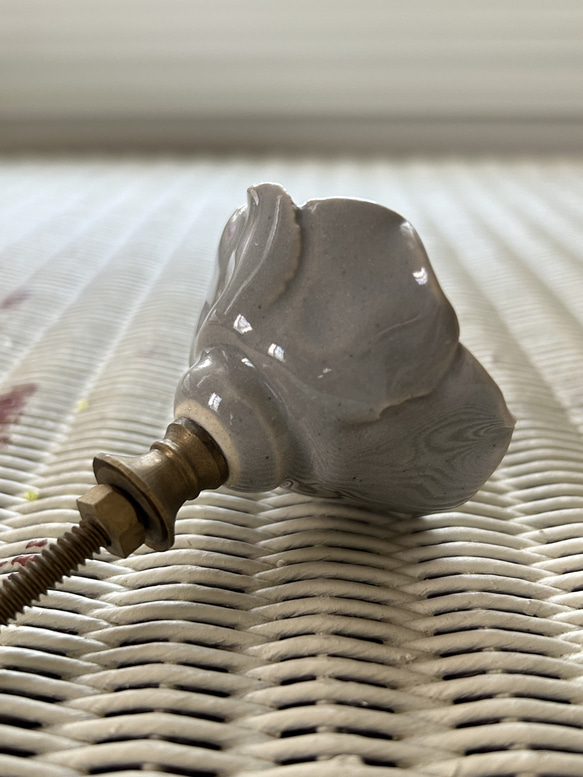 フランス 陶器の取っ手 つまみ Rose グレー シャビーシック パーツ ハンドメイド リメイク 2枚目の画像