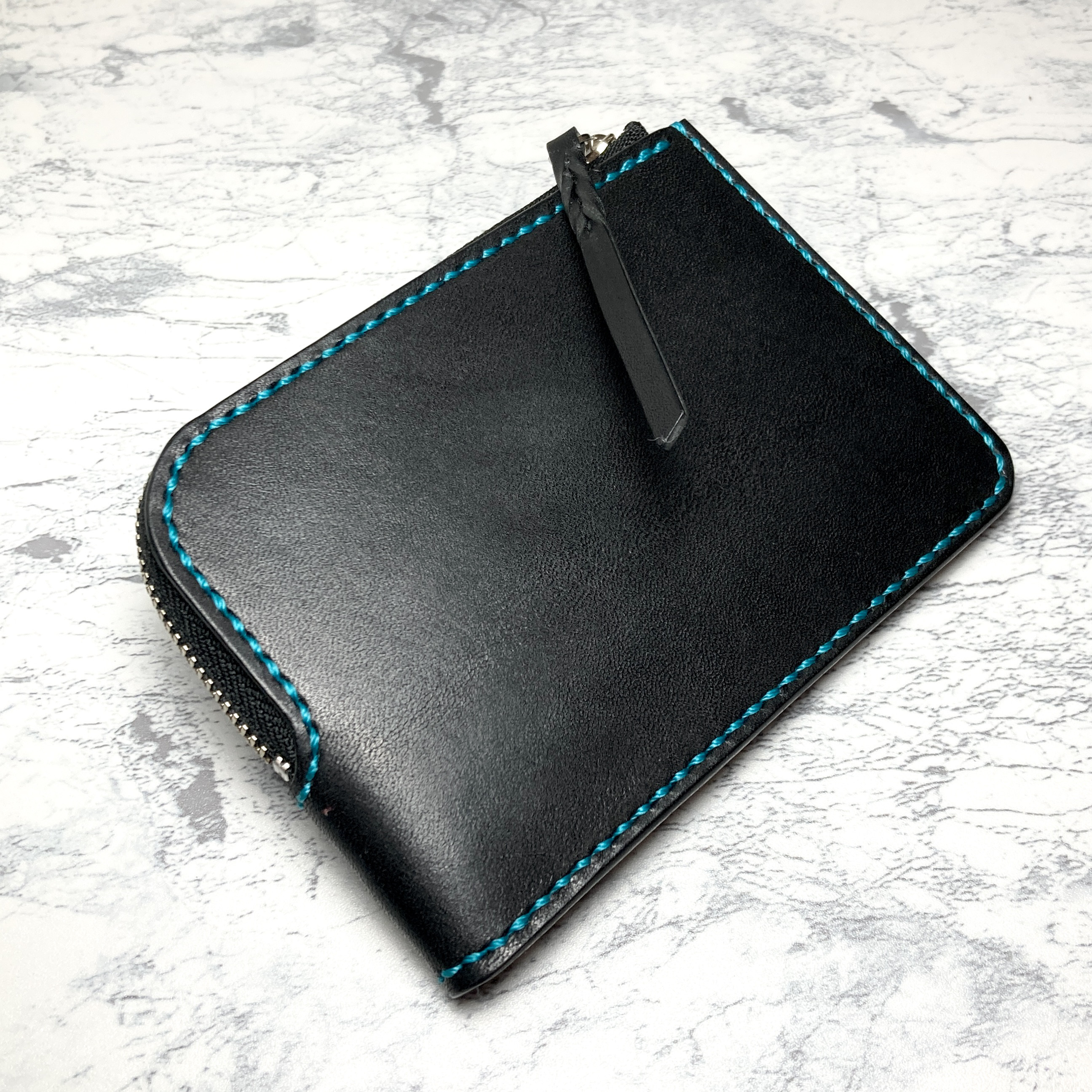 日常を彩る青。栃木レザー L字ファスナー財布 総手縫い 黒×ターコイズ 本革 コンパクト財布 メンズ レディース
