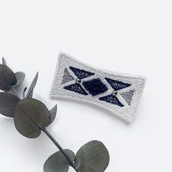 幾何学模様の刺繍ブローチ（ブラック）【受注制作】 | iichi