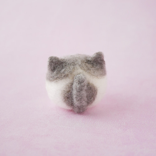 ふわもち猫ちゃんマスコット｜羊毛フェルト・サバ白・手のひらサイズ
