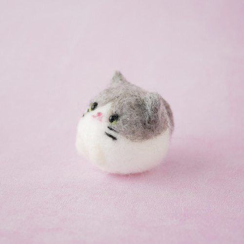 ふわもち猫ちゃんマスコット｜羊毛フェルト・サバ白・手のひらサイズ