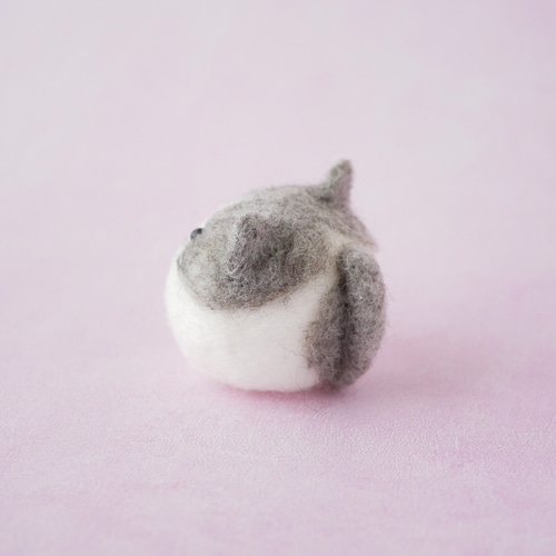 ふわもち猫ちゃんマスコット｜羊毛フェルト・サバ白・手のひらサイズ