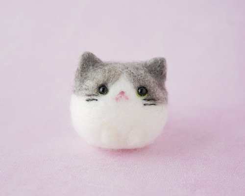 ふわもち猫ちゃんマスコット｜羊毛フェルト・サバ白・手のひらサイズ