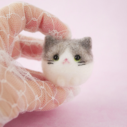 ふわもち猫ちゃんマスコット｜羊毛フェルト・サバ白・手のひらサイズ