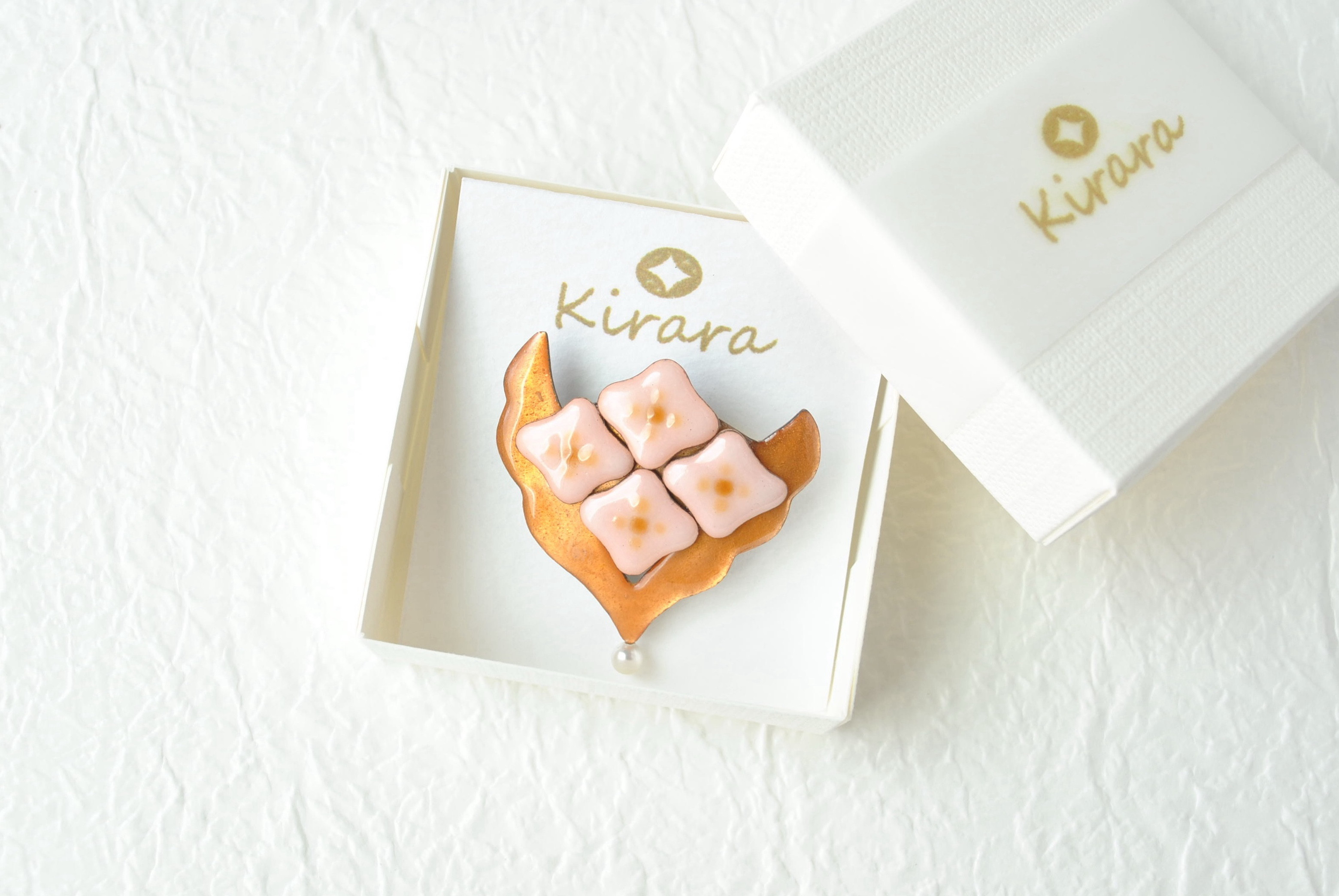 七宝焼「白い花束」ブローチ《一点もの》