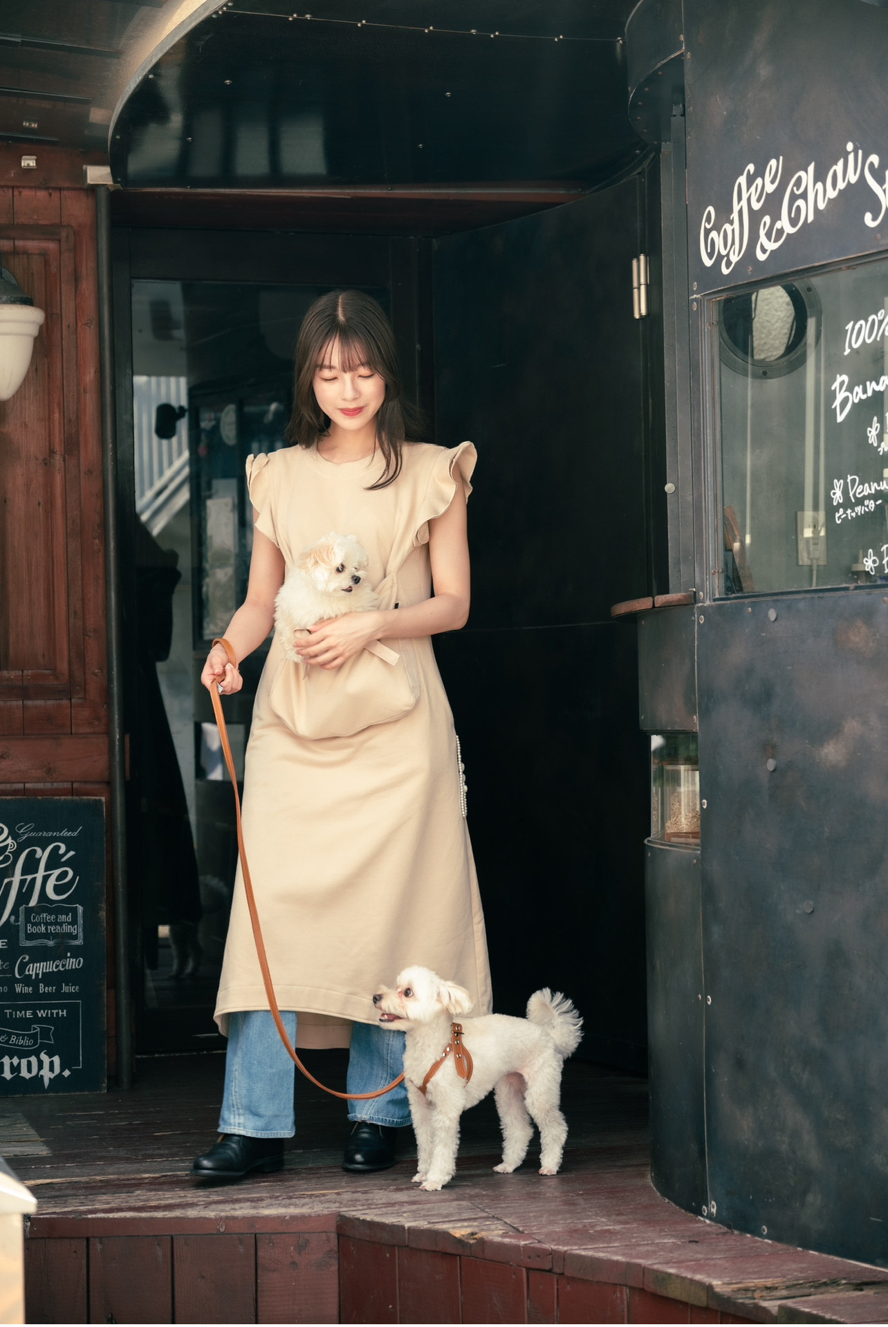 ペットといつも一緒/ワンコや猫ちゃんが入るカンガルーポケット付きワンピース　サックローブ　ブラック　ベージュ