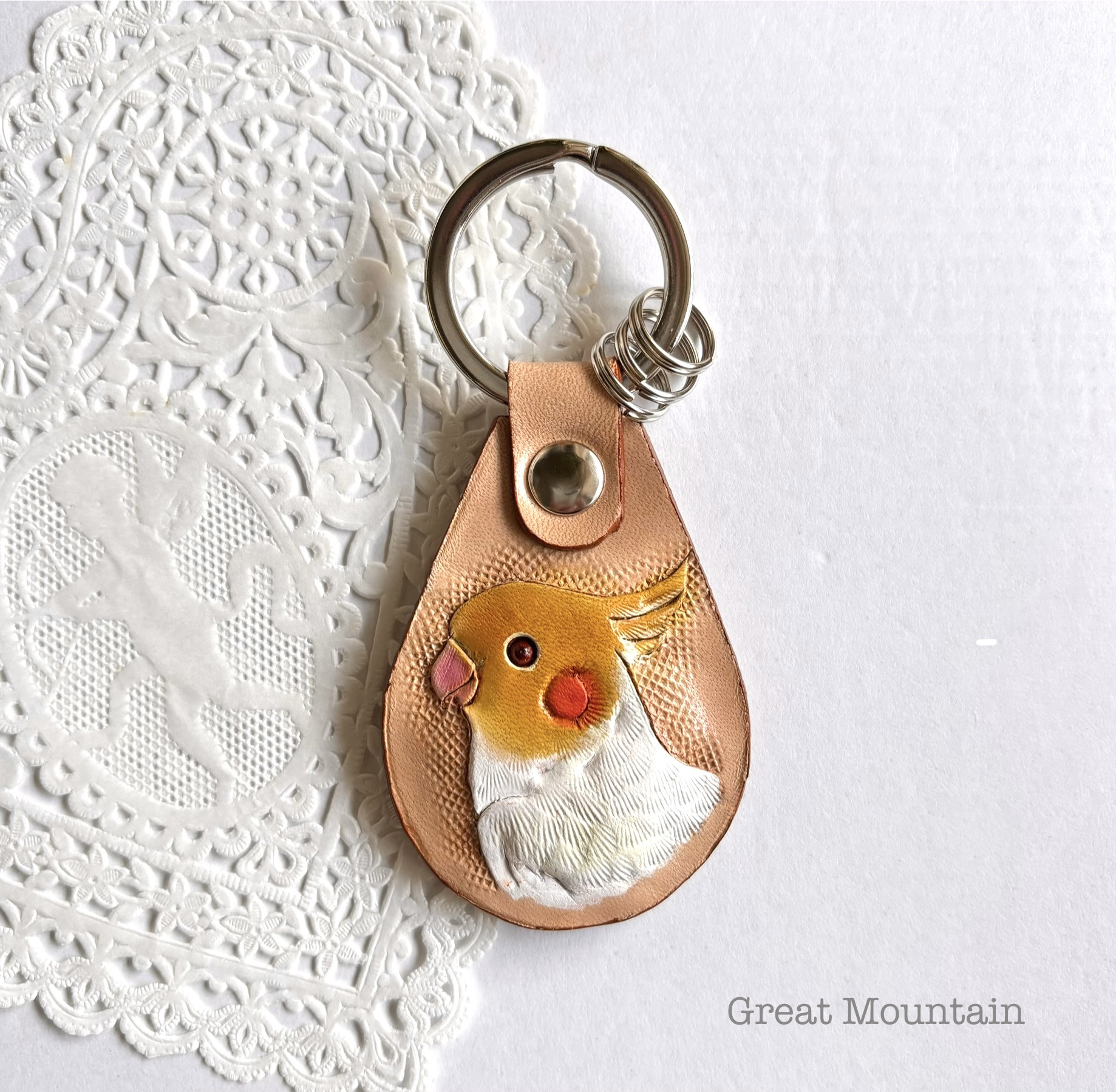 ルチノー　白オカメ　オカメインコ インコグッズ 鳥 革 ベージュ　キーホルダー インコグッズ レザー プレゼント