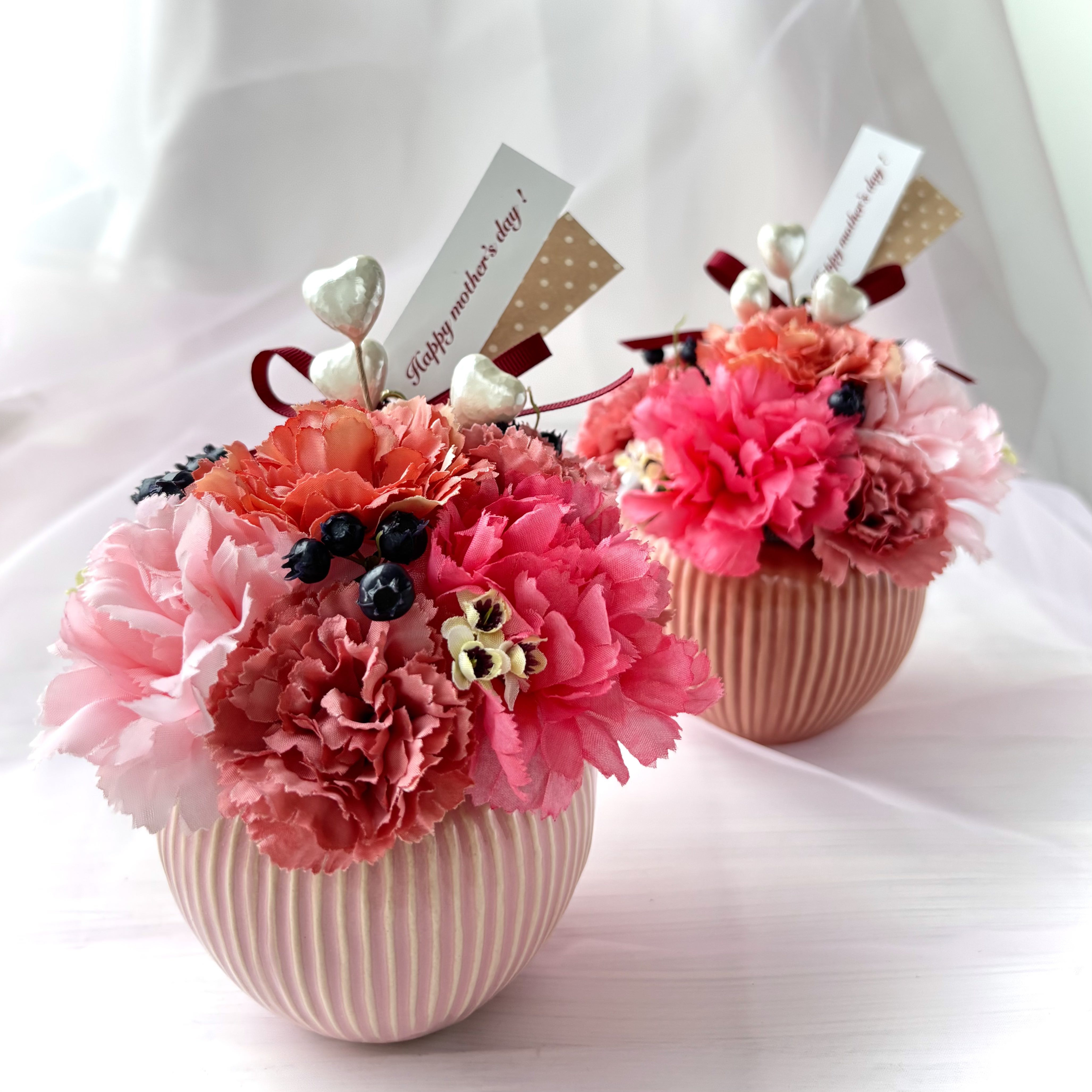 「母の日ギフト2025」クリア&くすみピンクの 大人かわいいカーネーションアレンジ　淡いピンクのフラワーベース 4,698円