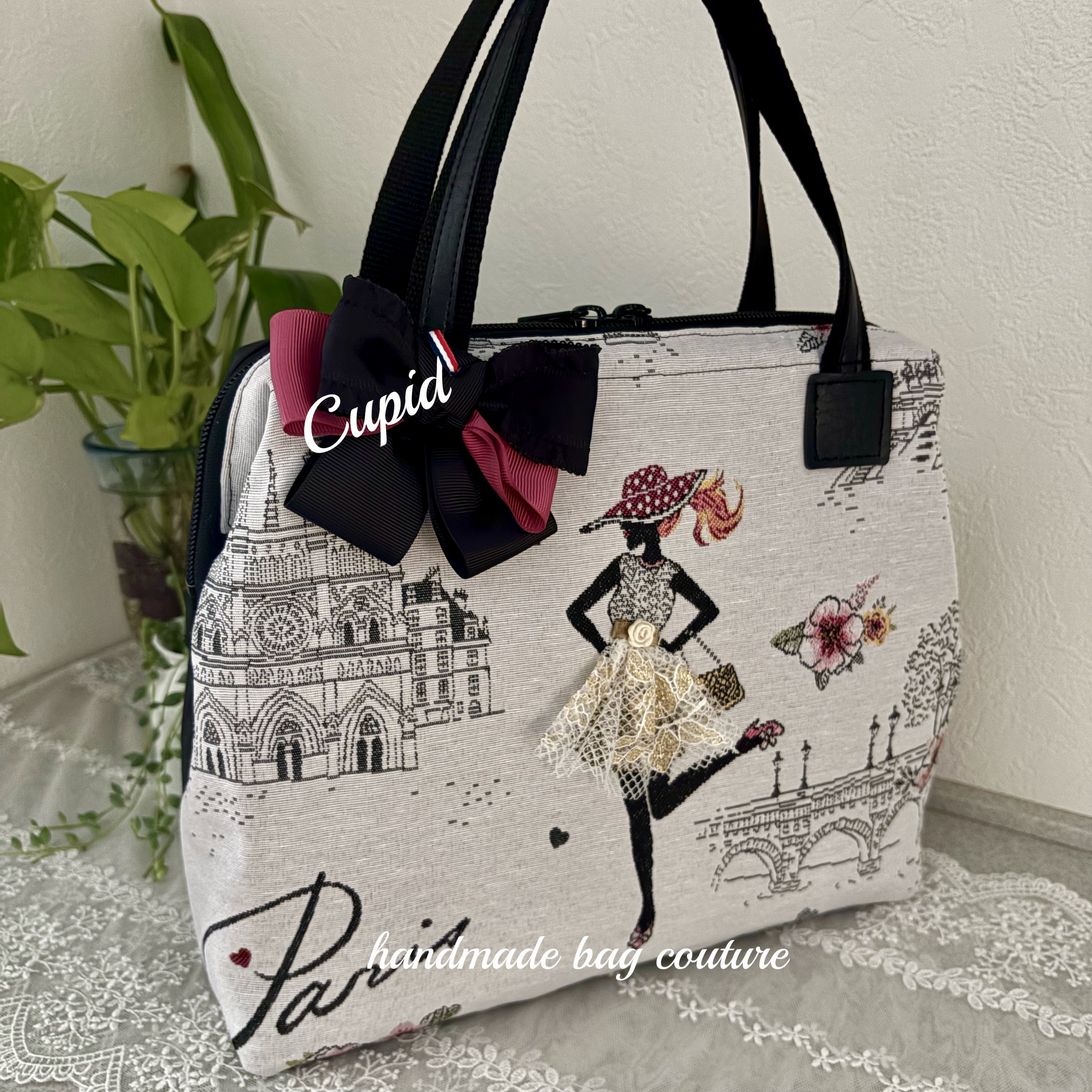 フランスジャガード織り　パリジェンヌ柄使用の軽量外ポケット付きカパッと開閉ボストンバッグ（リボンコサージュはオプション） 8,400円