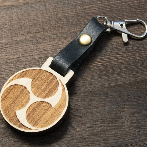 ヒノキの家紋キーホルダー【裏面に名入れ無料】 神社 寺 家紋