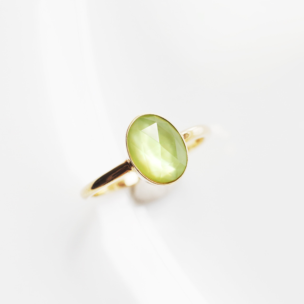 ペリドットと白蝶シェル ダブレットストーン リング