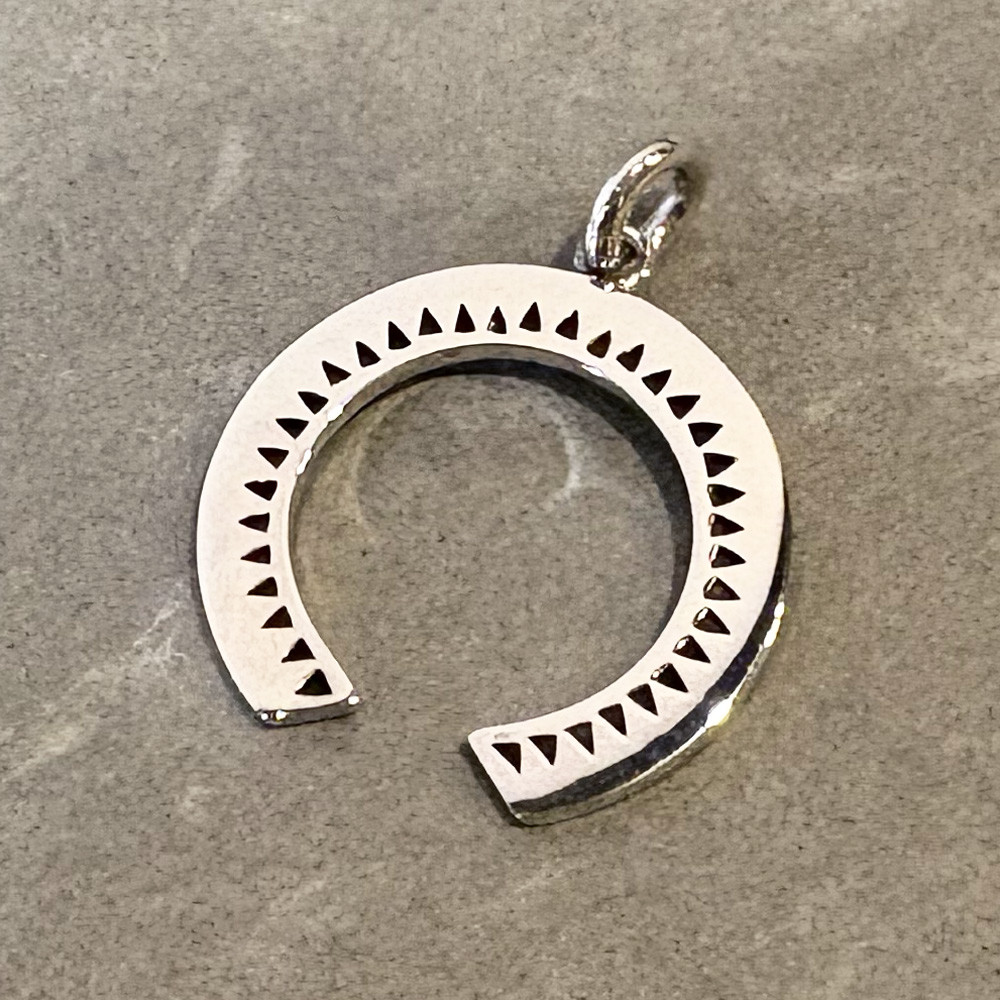 一点物・昇る太陽をモチーフにした民族模様のペンダント「CIRCLE SUN PENDANT」