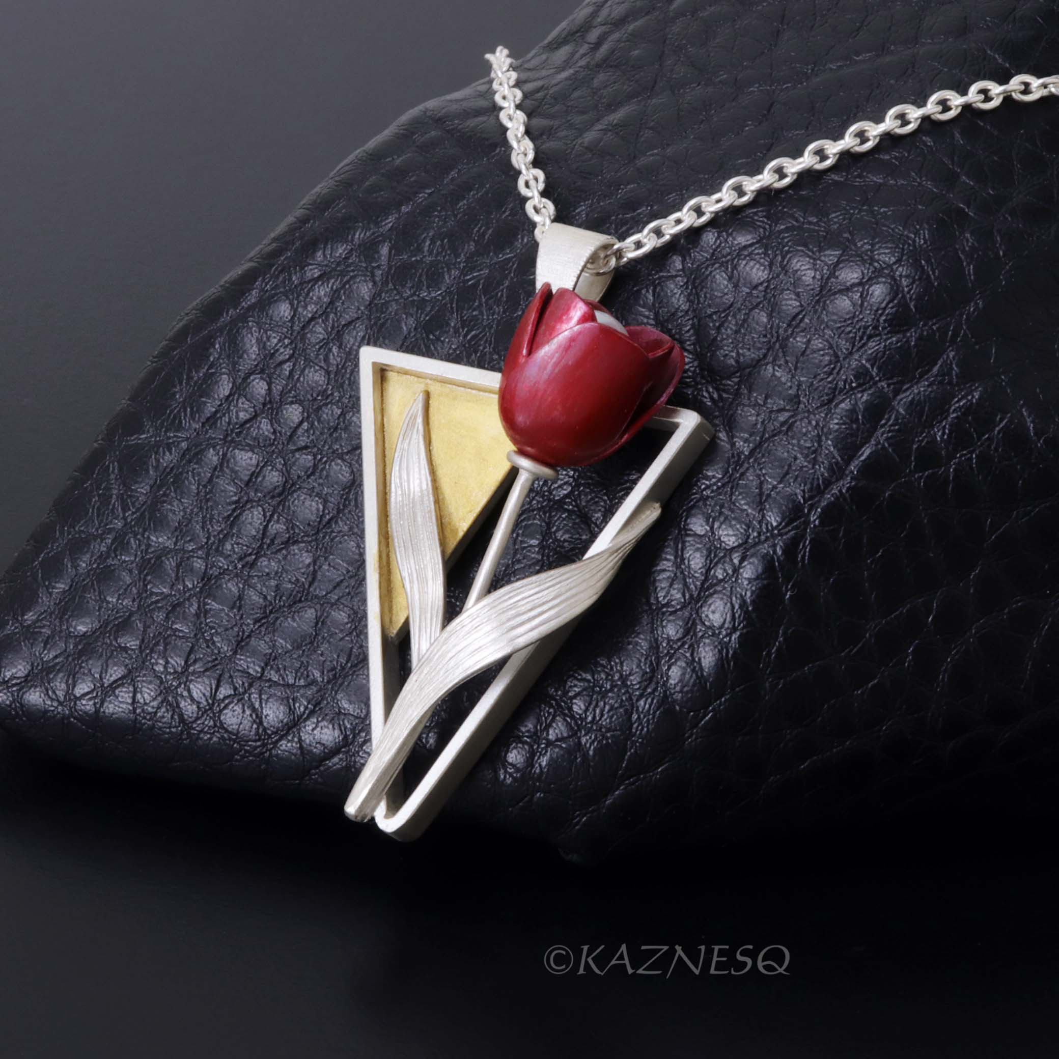 春夏にこれ！赤いチューリップのコンテンポラリーパールシルバーペンダント