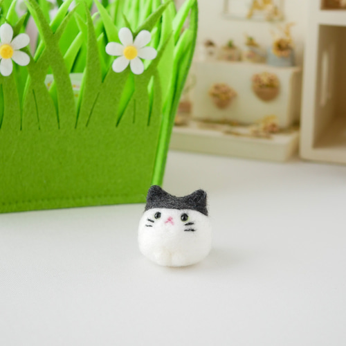 ふわもち猫ちゃんマスコット｜羊毛フェルト・白黒・手のひらサイズ