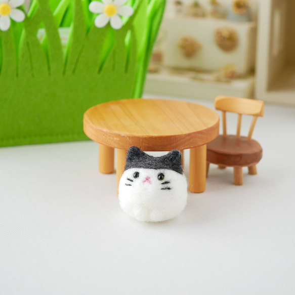 ふわもち猫ちゃんマスコット｜羊毛フェルト・白黒・手のひらサイズ｜ギフト プレゼント 6枚目の画像