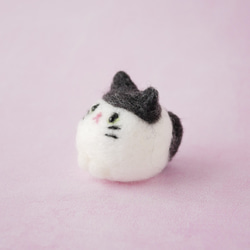 ふわもち猫ちゃんマスコット｜羊毛フェルト・白黒・手のひらサイズ｜ギフト プレゼント 2枚目の画像