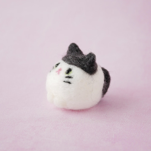 ふわもち猫ちゃんマスコット｜羊毛フェルト・白黒・手のひらサイズ