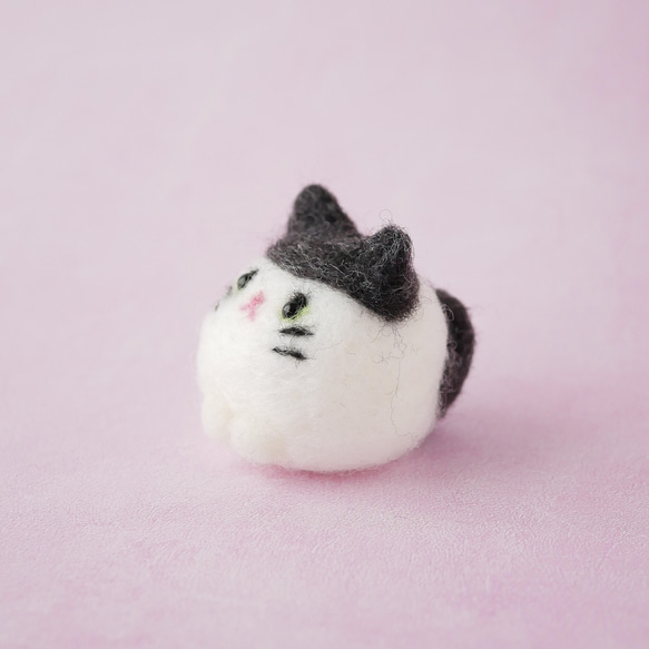 ふわもち猫ちゃんマスコット｜羊毛フェルト・白黒・手のひらサイズ｜ギフト プレゼント 2枚目の画像