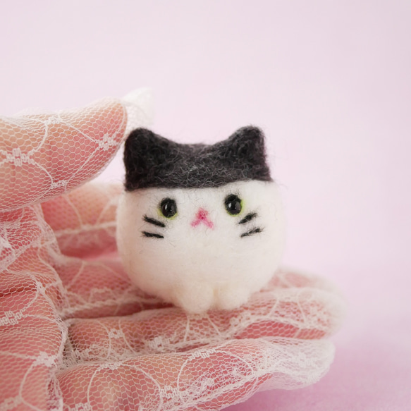 ふわもち猫ちゃんマスコット｜羊毛フェルト・白黒・手のひらサイズ｜ギフト プレゼント 10枚目の画像