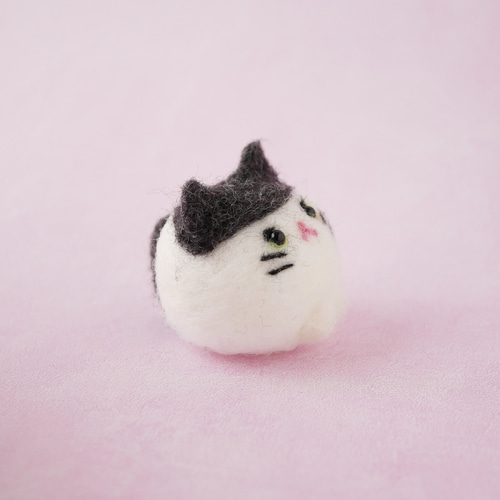 ふわもち猫ちゃんマスコット｜羊毛フェルト・白黒・手のひらサイズ