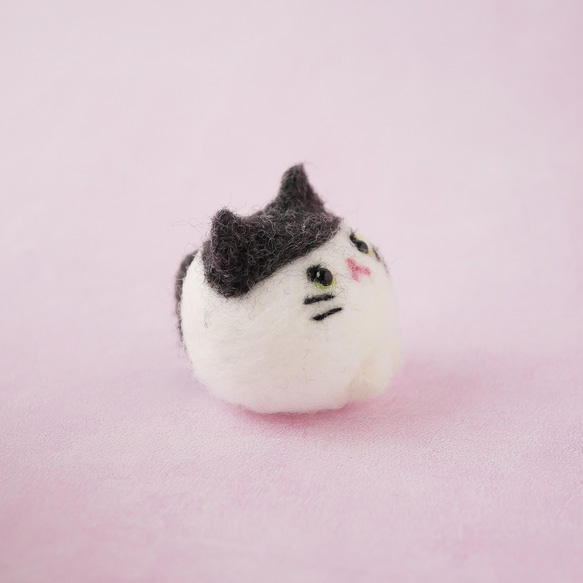 ふわもち猫ちゃんマスコット｜羊毛フェルト・白黒・手のひらサイズ｜ギフト プレゼント 8枚目の画像