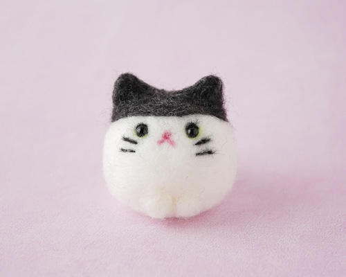 ふわもち猫ちゃんマスコット｜羊毛フェルト・白黒・手のひらサイズ