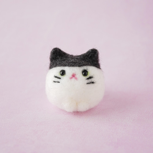ふわもち猫ちゃんマスコット｜羊毛フェルト・白黒・手のひらサイズ