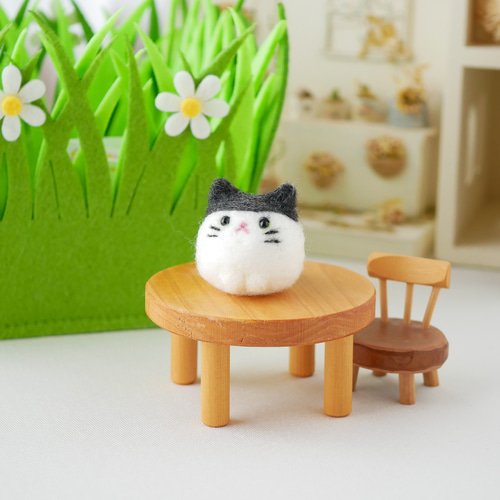 ふわもち猫ちゃんマスコット｜羊毛フェルト・白黒・手のひらサイズ