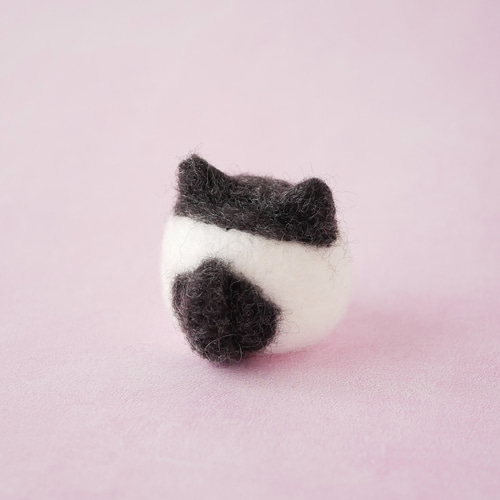 ふわもち猫ちゃんマスコット｜羊毛フェルト・白黒・手のひらサイズ