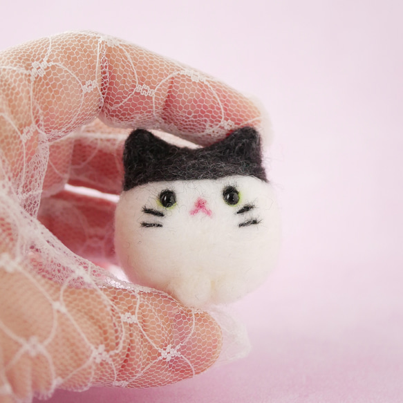 ふわもち猫ちゃんマスコット｜羊毛フェルト・白黒・手のひらサイズ｜ギフト プレゼント 9枚目の画像