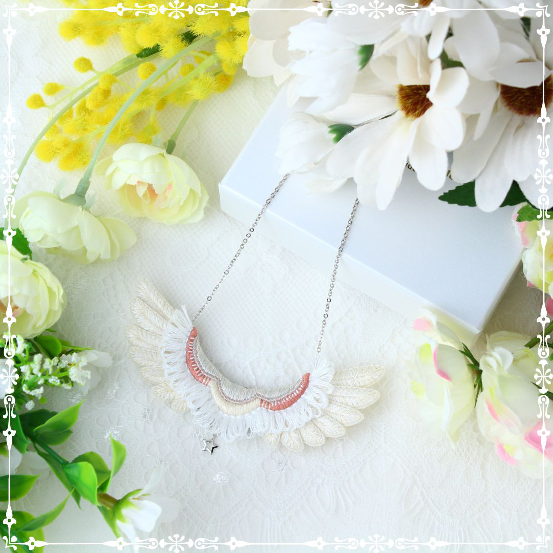 【受注制作】立体刺繍/鳥の羽根＊刺繍ネックレス＊キンカチョウ(イザベル)