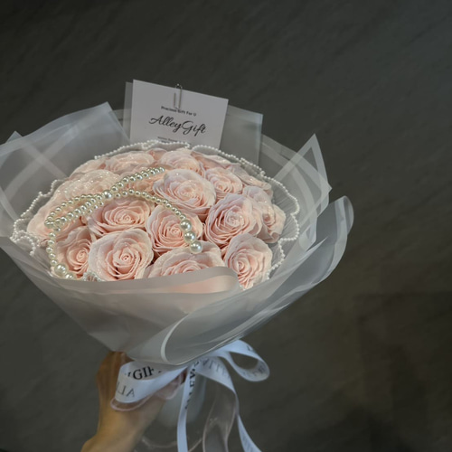 プレゼント・推し活におすすめ「話題をつくる花屋」のグリッターローズ